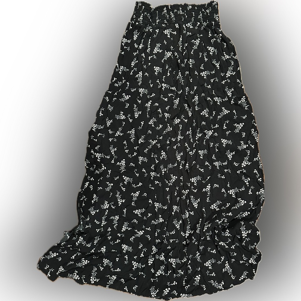 PS Kate
Long black skirt with flower accents
Small